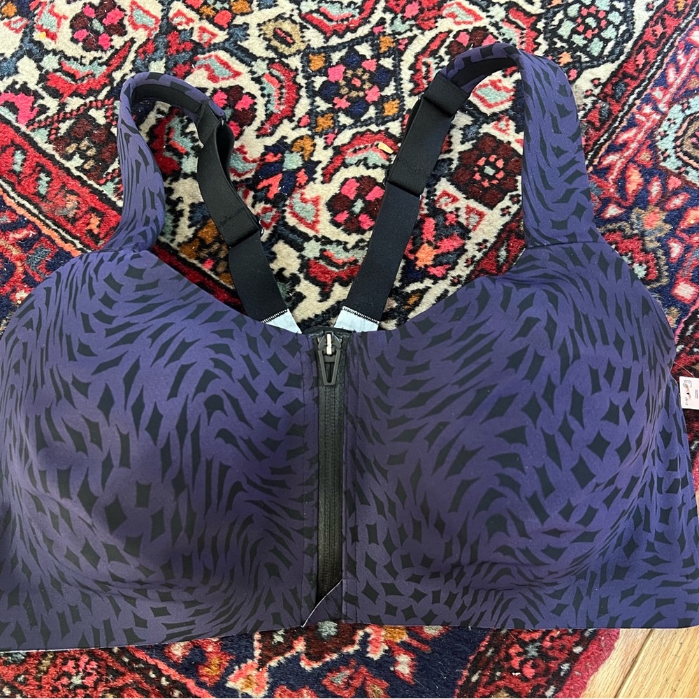 Brand New With Tags beautiful Victorias Secret Sports Bra, size 36D